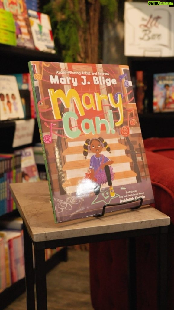 Mary J. Blige Instagram - Had a great time at @thelitbar on yesterday reading to the kids. I signed extra books. So head over there to grab a copy.