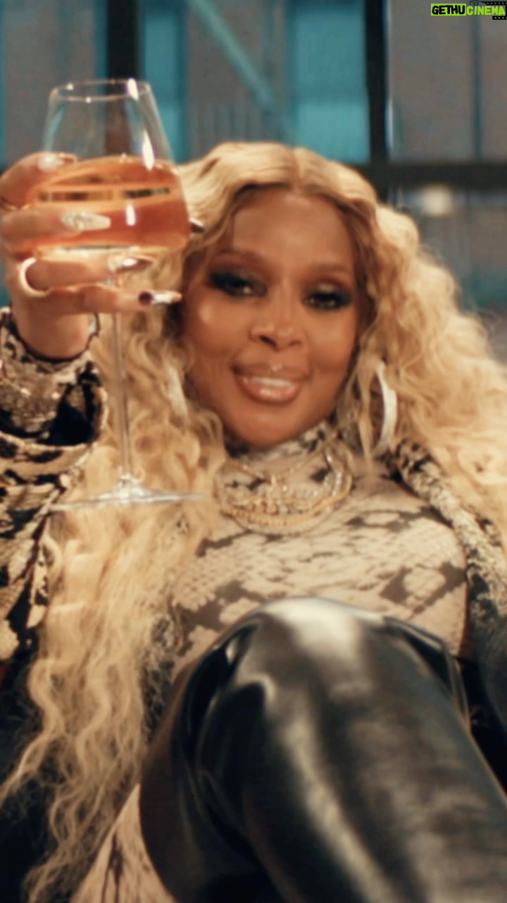 Mary J. Blige Instagram - Singer: ✔️ Actress: ✔️ Talk Show Host: ✔️✔️ The Queen of Hip Hop Soul, @therealmaryjblige invites you to her brand new raw and unfiltered series. Join Mary and some of her close friends for intimate conversations about life. Grab a glass 🥂and get ready for #TheWineDownBET. See you March 1st 10/9c!