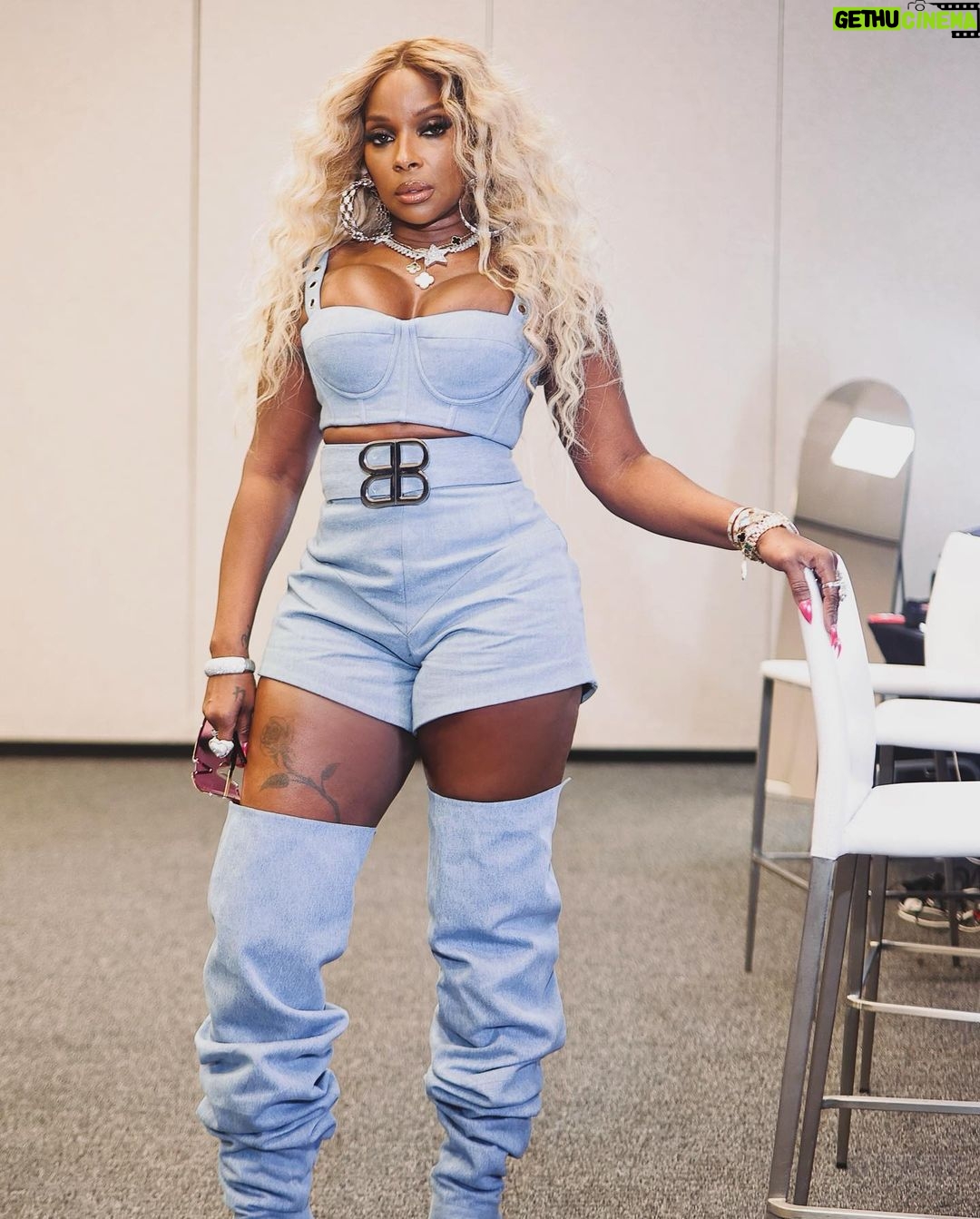 Mary J. Blige - 278K Likes - Always worried 'bout the critics who ain't ever f💫💫cking did it. I write what's in my heart, don't give a f💫💫k who f💫💫cking with it- #Coleworld 📸 @sterlingpics