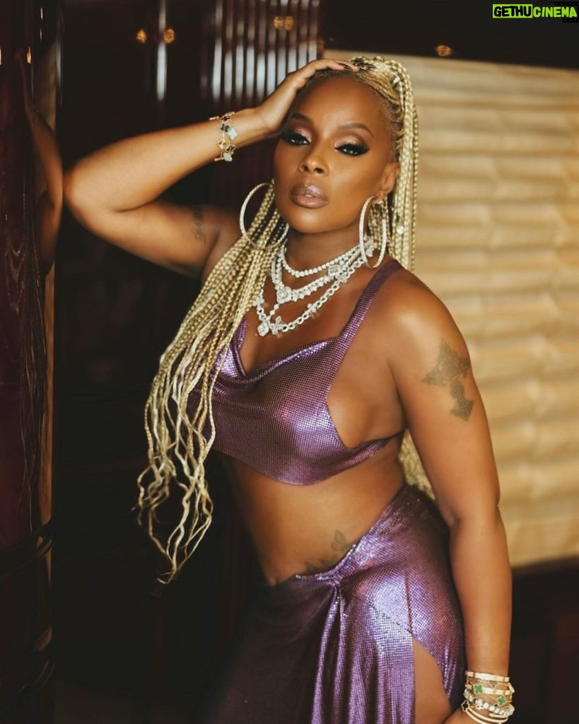 Mary J. Blige Instagram - Age isn’t defined by a number but by growth and wisdom! Happy birthday to my beautiful big sister Latonya! Thank you for all the bday love!!!!