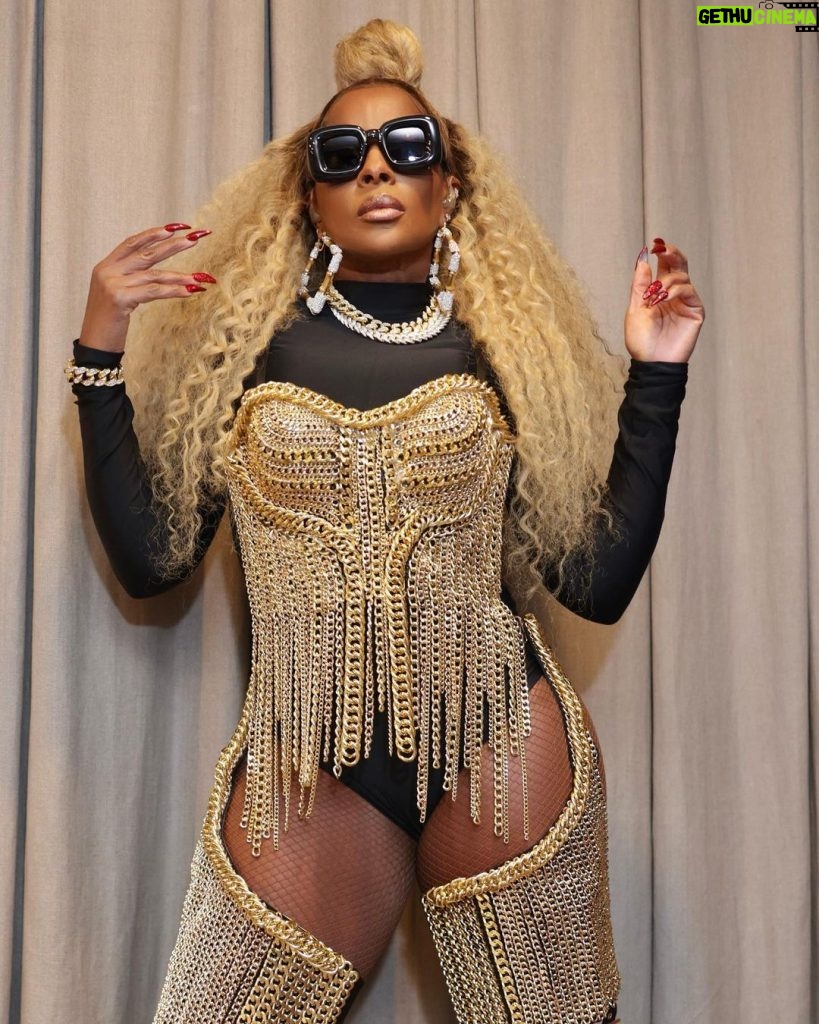 Mary J. Blige Instagram - We f💫💫cked up the night!!!!!❤️❤️❤️❤️❤️ ❤️🥂🥂🥂#GoodMorningGorgeousTour🥂 📸 @sterlingpics