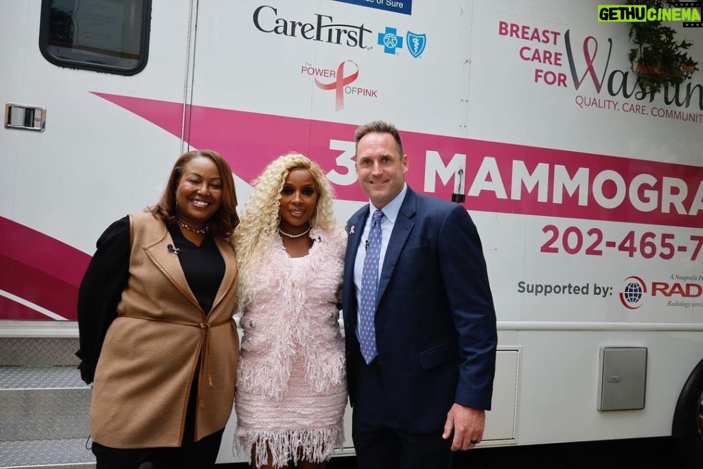 Mary J. Blige Instagram - Woke up this morning feeling fulfilled and grateful after spending time with @flotus at @whitehouse to kick off an important #CancerMoonshot initiative and visiting @breastcareforwashington, a recipient of funding from my partners @Hologic, which provides screening to women in need living in Ward 8 in DC. So grateful for the chance to meet with the staff and patients, and learn more about the important work being done to reduce racial disparities in women’s health. #GoodMorningGorgeousTour #Hologic #ad