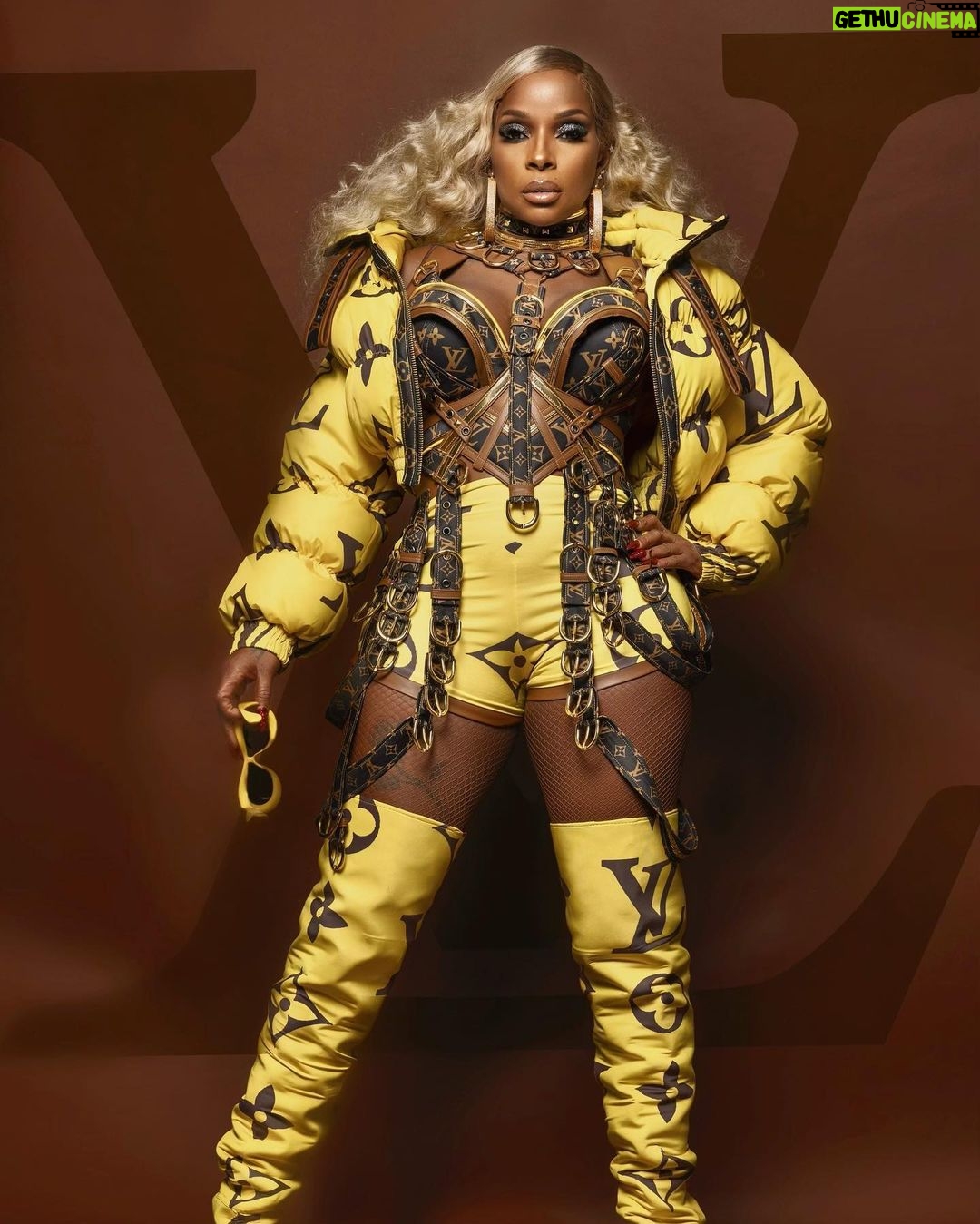 Mary J. Blige - 271K Likes - I been on these b💫tches neck so long sometimes my foot get stuck!! Yes @iamcardib !!!! 👑 #GoodMorningGorgeousTour @hologic