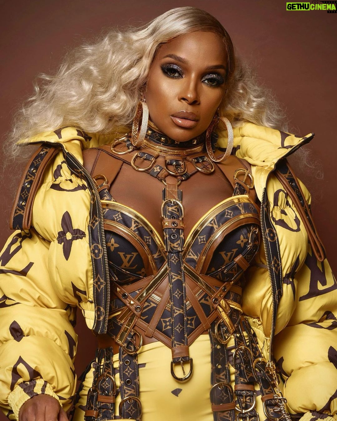 Mary J. Blige - 271K Likes - I been on these b💫tches neck so long sometimes my foot get stuck!! Yes @iamcardib !!!! 👑 #GoodMorningGorgeousTour @hologic