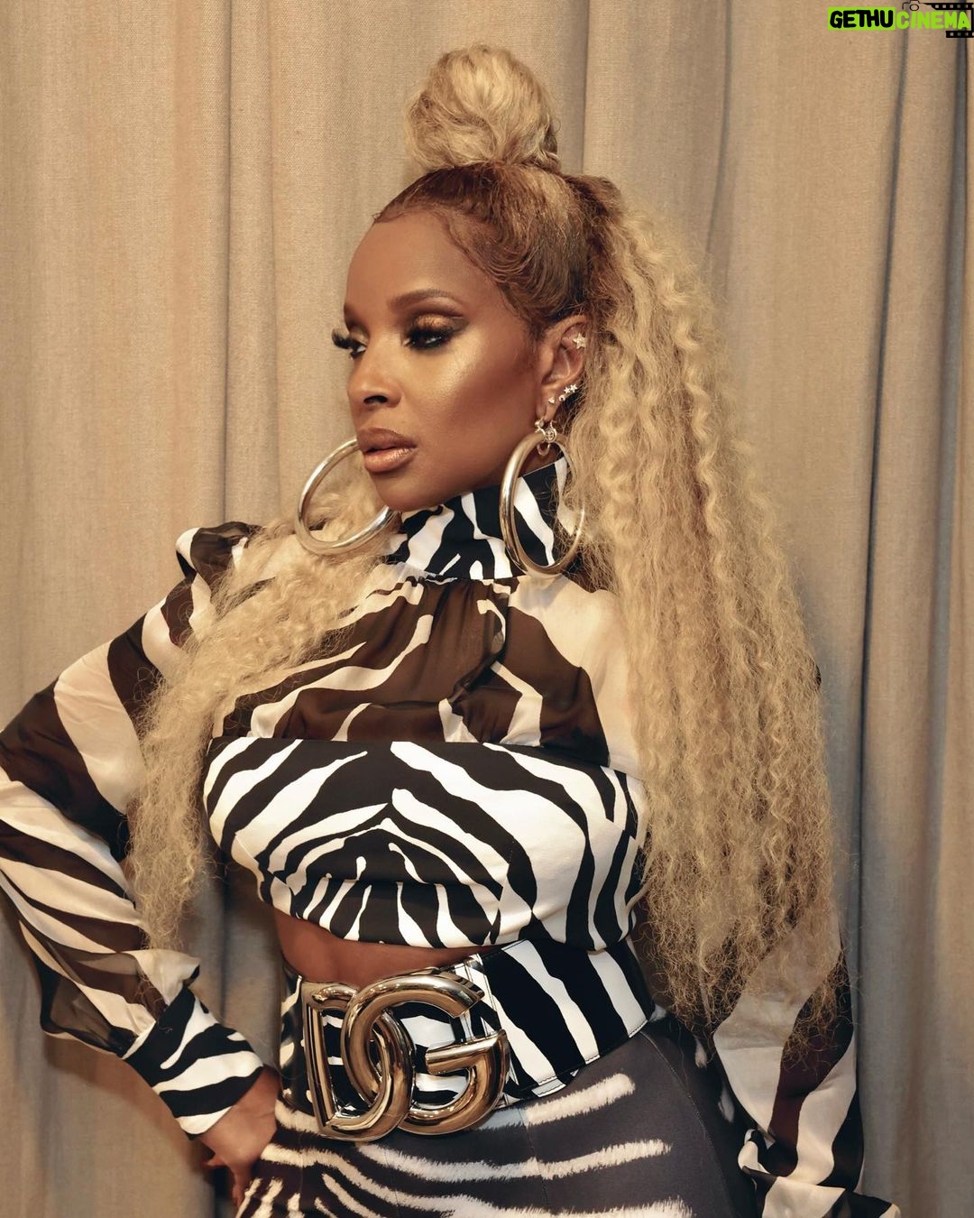 Mary J. Blige Instagram - They smell blood like the sharks, they start actin' fishy. Well, I'ma have to act a ass and they gone have to kiss me - #lilwayne #GoodMorningGorgeous @hologic