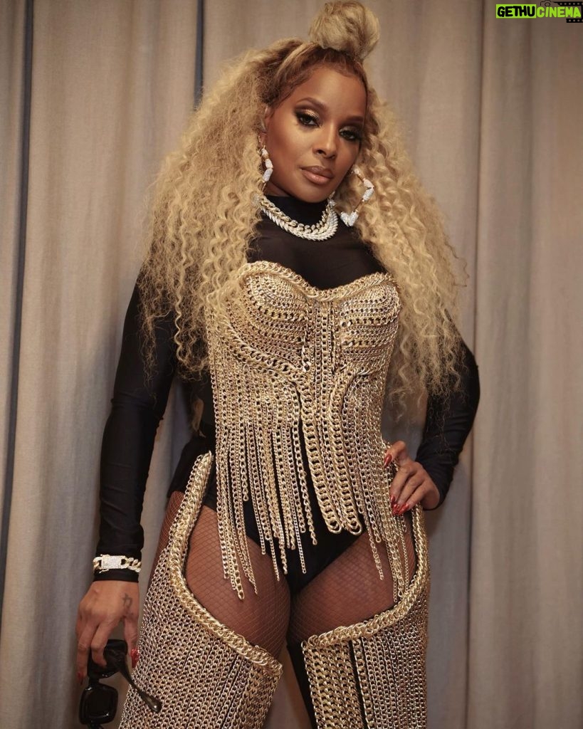 Mary J. Blige Instagram - We f💫💫cked up the night!!!!!❤️❤️❤️❤️❤️ ❤️🥂🥂🥂#GoodMorningGorgeousTour🥂 📸 @sterlingpics