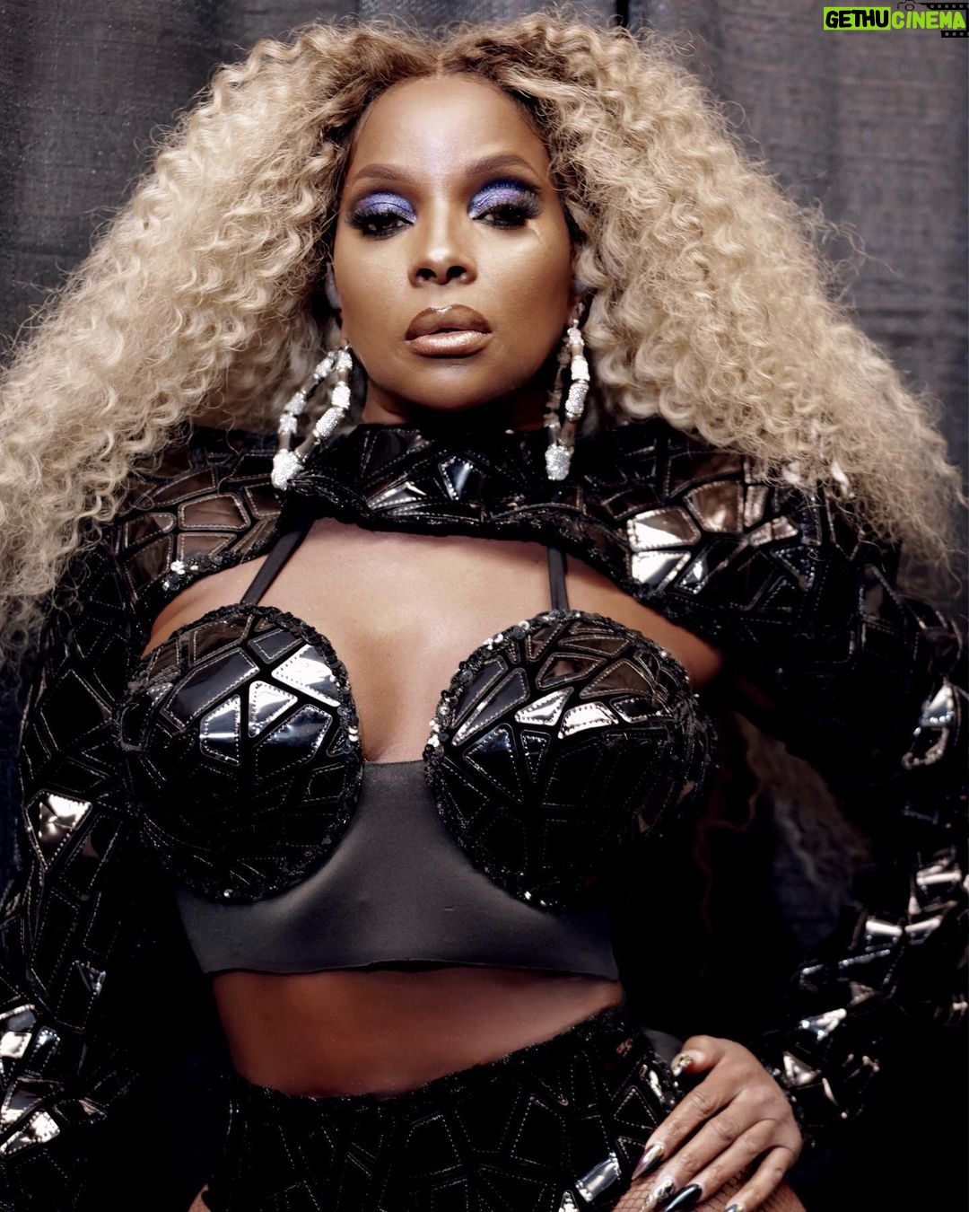 Mary J. Blige Instagram - We outside!! Good Morning Gorgeous Tour continues tomorrow in St. Louis!! 🔗 for tickets in bio. #GoodMorningGorgeousTour @hologic