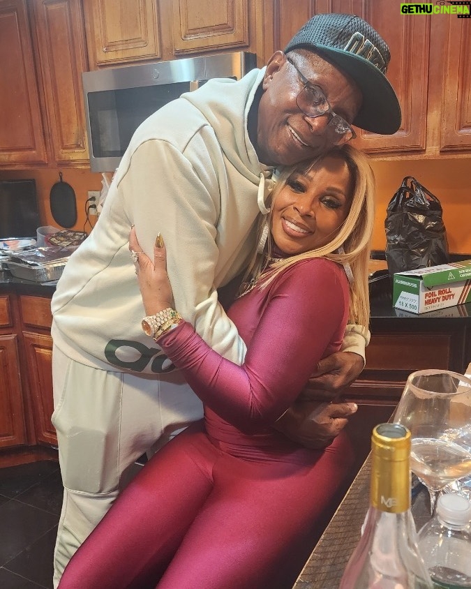 Mary J. Blige - 213.4K Likes - Look who I’m spending thanksgiving with!!