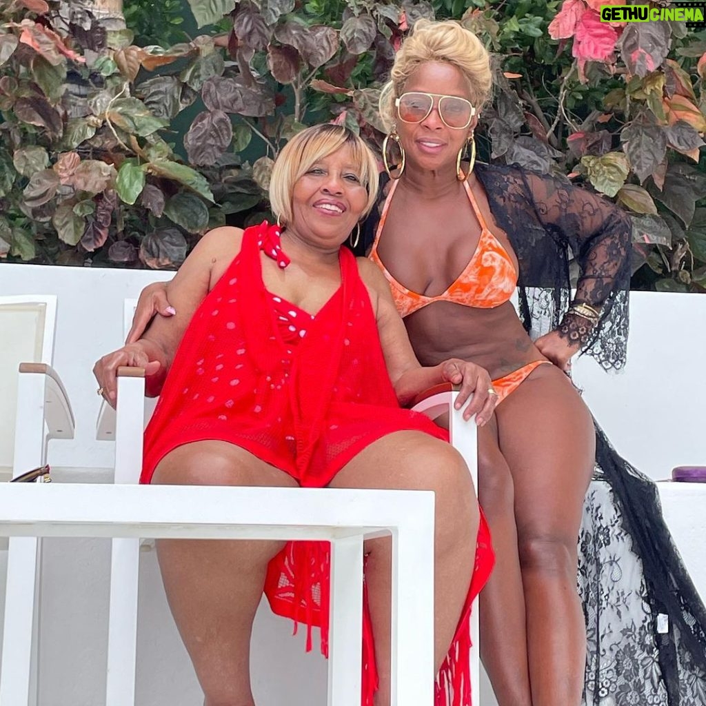 Mary J. Blige Instagram - Happy Birthday to this beautiful woman my queen! I love you so much mom!! 🥂🥂🥂🥰🥰🌹🌹🌹🌹💥💥💥💥🎂🎂🎂