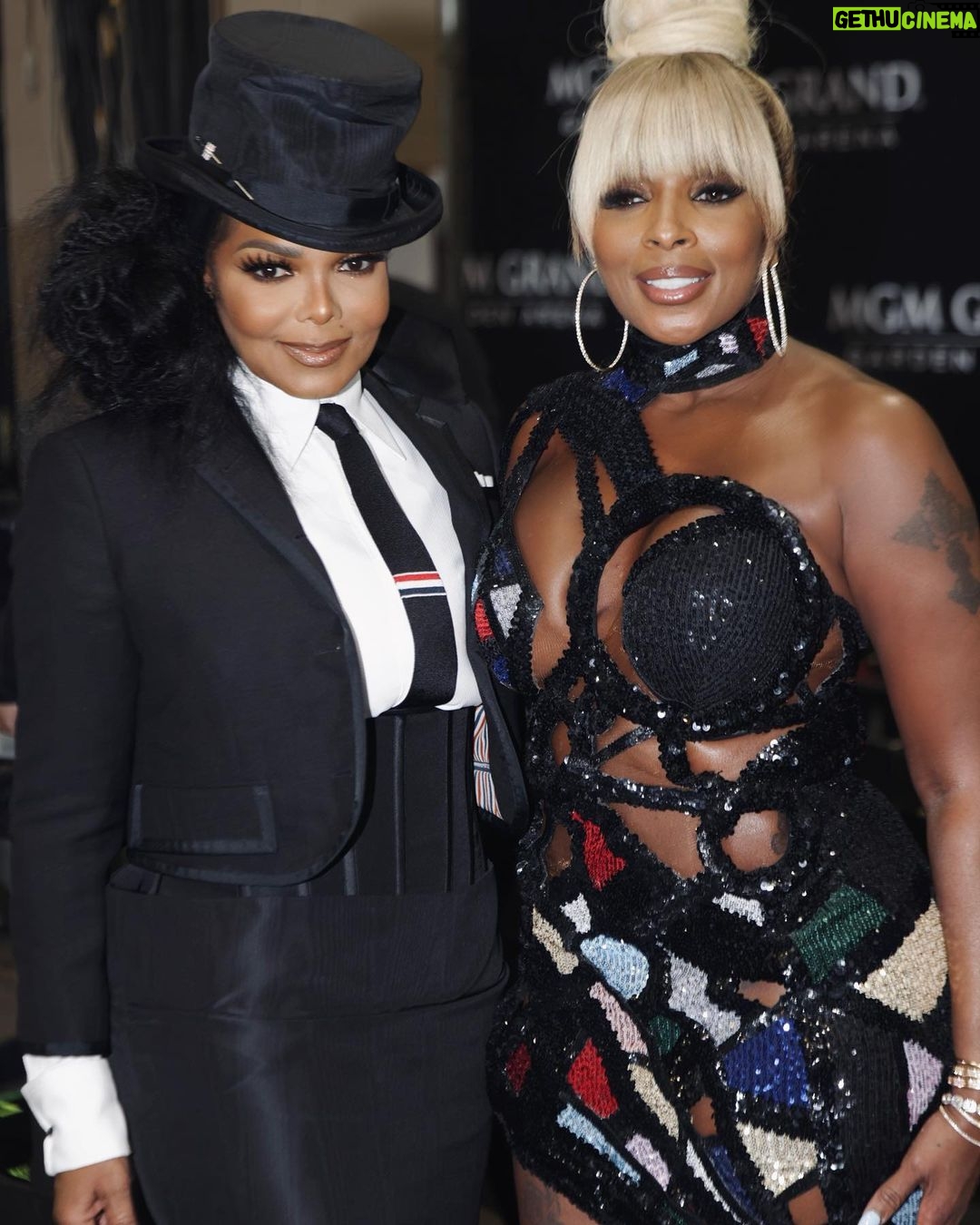 Mary J. Blige - 191.2K Likes - Thank you @janetjackson !!!! #BBMA #iconaward