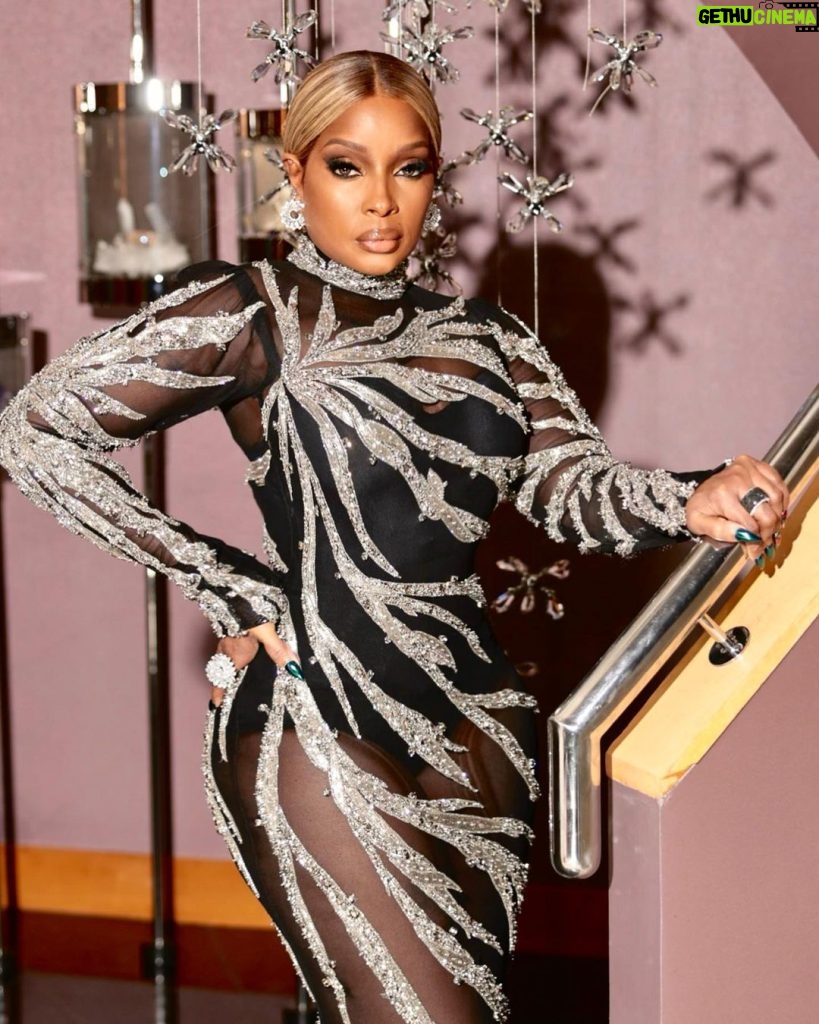 Mary J. Blige Instagram - CFDA Time to broaden my horizon come out from the dark and open up my eyes - MJB Destiny Dress: @csiriano (Christian siriano) Jewerly: Jacob and CO