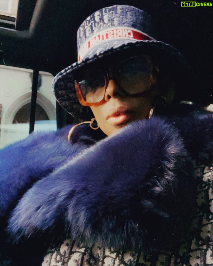 Mary J. Blige Instagram - I just want back what I came with Ain't no sense throwing no shade. Pointing a finger in blame. I knew the risk soon as we kissed. Wasn’t no even exchange…Damn MJB #RentMoneyDue #GoodMorningGorgeous