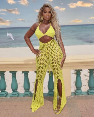 Mary J. Blige Instagram - Time to have some summer fun ☀️☀️with me & @myfabolouslife!! 
#ComeSeeAboutMe video 
Let’s goooo!!!