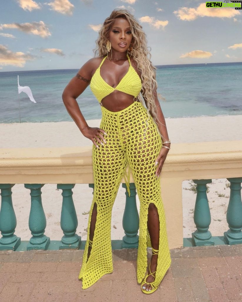 Mary J. Blige Instagram - Time to have some summer fun ☀☀with me & @myfabolouslife!! #ComeSeeAboutMe video Let’s goooo!!!