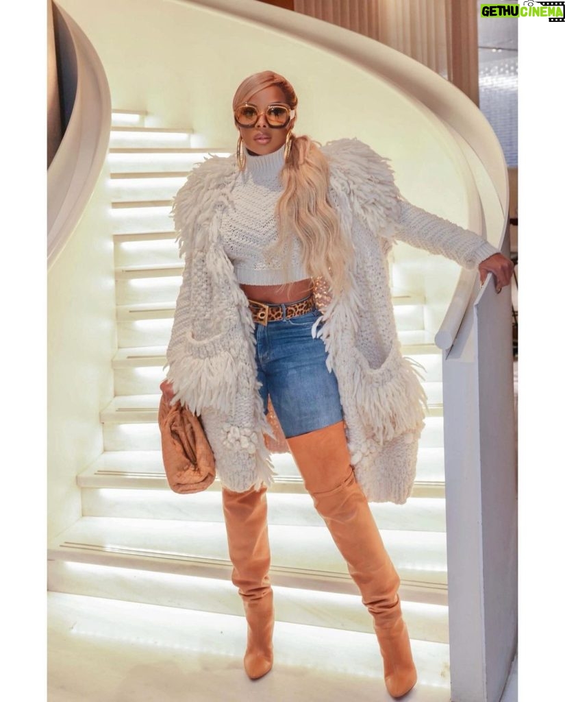 Mary J. Blige Instagram - See I'm a hustla's hope, I'm not his pipe dreams. So when they speak of success, I'm what they might mean…- #JayZ #GoodMorningGorgeous