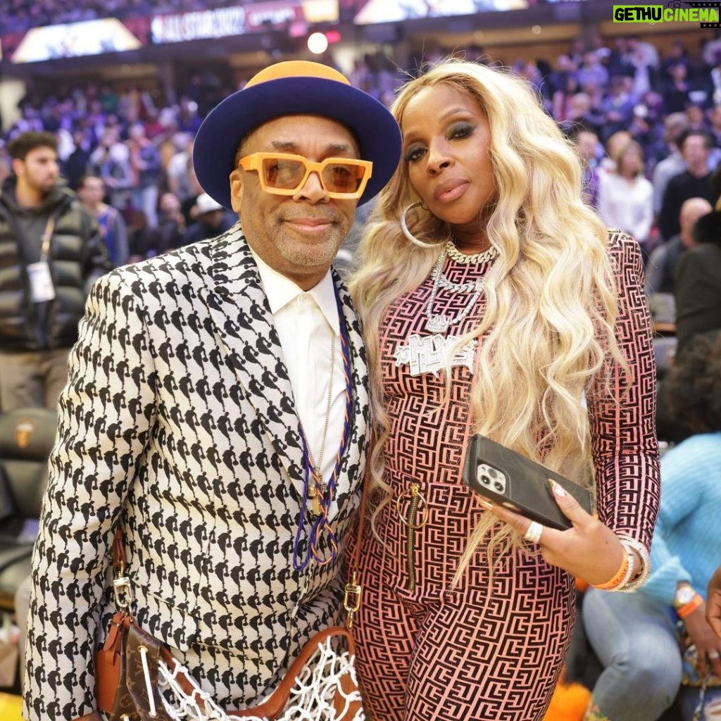 Mary J. Blige Instagram - Wow! I’ve been blessed to be apart of 2 of the biggest moments in sports!!What an #amazing weekend! #NBAAllStar75 @sterlingpics #GoodMorningGorgeous