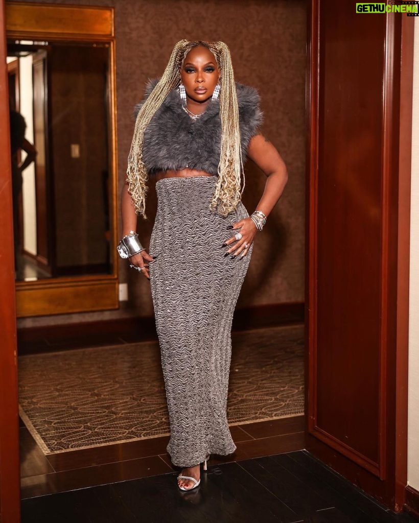Mary J. Blige Instagram - Happy International Women’s Day!! Be happy for yourself be proud of yourself and not so hard on yourself it’s alright because nobody’s perfect.
