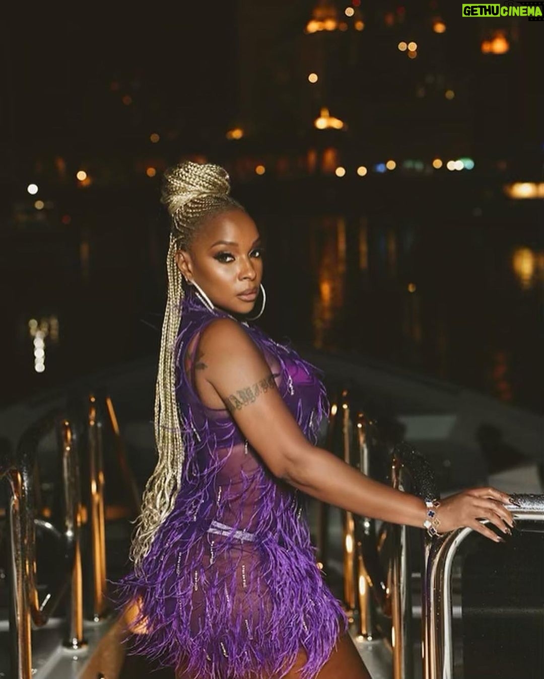 Mary J. Blige - 281.5K Likes - Age isn’t defined by a number but by growth and wisdom! Happy birthday to my beautiful big sister Latonya!
Thank you for all the bday love!!!!