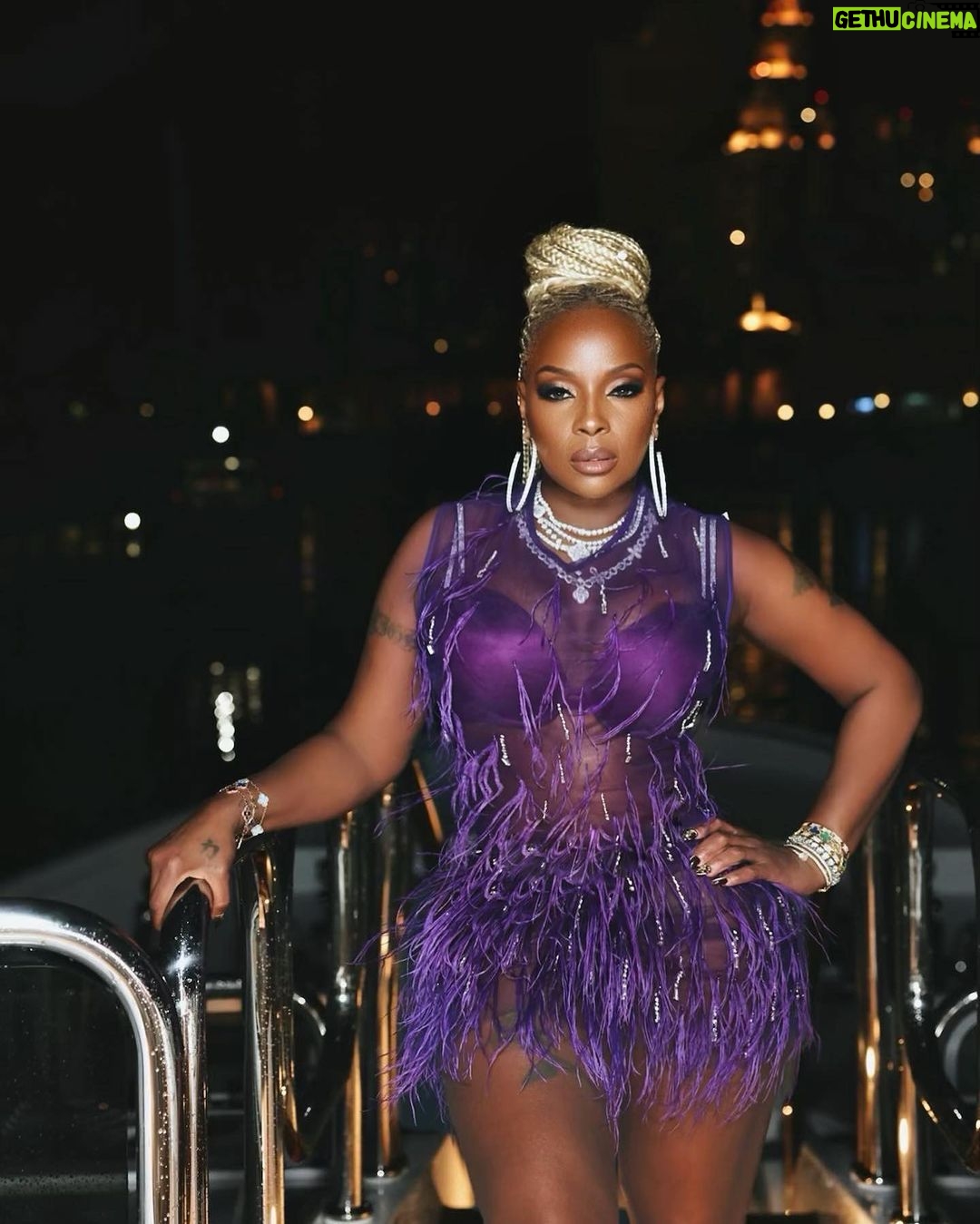 Mary J. Blige - 281.5K Likes - Age isn’t defined by a number but by growth and wisdom! Happy birthday to my beautiful big sister Latonya!
Thank you for all the bday love!!!!