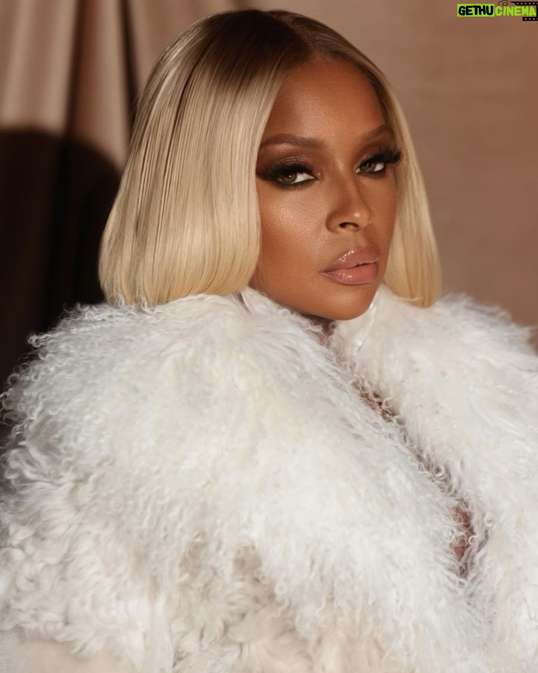 Mary J. Blige Instagram - For What’s money without happiness or hard times without the people you love?? -J Cole Love Yourz Happy Thanksgiving bless up eat up enjoy !!! #nosuchthingasalifethatsbetterthanyours