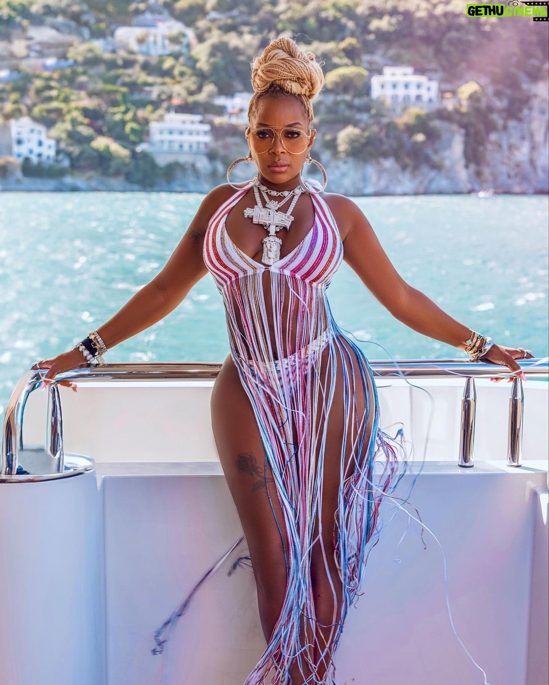 Mary J. Blige - 250.9K Likes - Ain’t worried bout nothing, Everything’s looking up ✨💖 New music video Friday!!