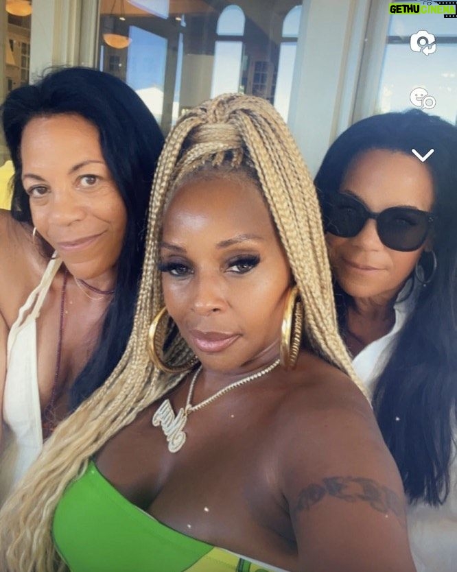 Mary J. Blige Instagram - Girls weekend continues. Yes you are seeing double. Love my big sisters ❤❤❤ @khatch1234 @karenhatch26 atcatch26