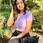Maryam Zakaria Instagram - Monday vibes 💜 #photooftheday #photoshoot #portrait #smile #mondayvibes #ootd #womenfashion
