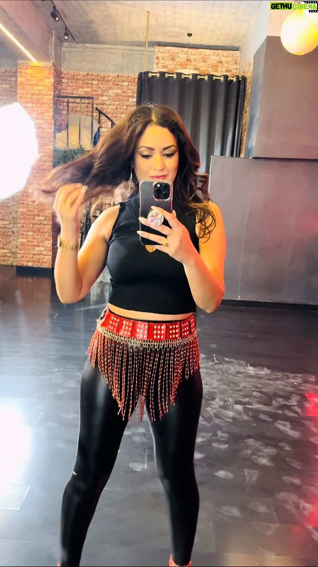 Maryam Zakaria Instagram - Red is for passion, black is for magic, and my outfit is on fire 🔥 #mzmirrorreels #mirrorreels #outfitinspiration #inspo #ootd #dance #reelsinstagram #trendingaong #shikshakshok #glamlook #maryamzakaria
