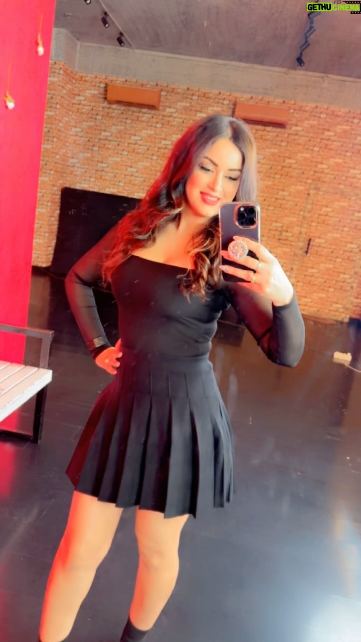 Maryam Zakaria Instagram - Can’t get this song out of my head, I probably should learn the hook steps and make a dance reel. What do you guys think? ☺️🖤 #mzmirrorreels #maryamzakaria #blackoutfit #mirrorreels #instareels #trending #explore #glam