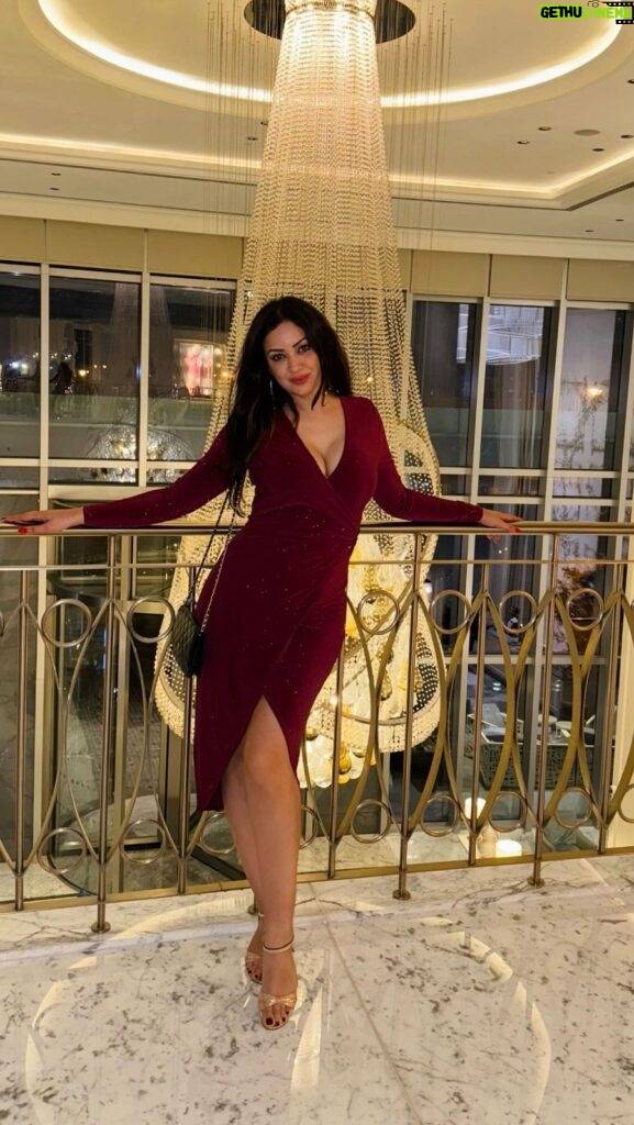 Maryam Zakaria Instagram - TBT Dubai 💃🏻😍🔥 #dubai #dubainight #ootd #outfitinspo #glamlook #dubailife #explore #trending #reelsinstagram