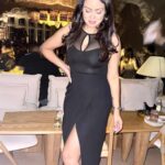 Maryam Zakaria Instagram - About last night OOTN🖤🔥 #blackdress #blackoutfit #ootn #womenfashion #glamlook #reelsinstagram #explore