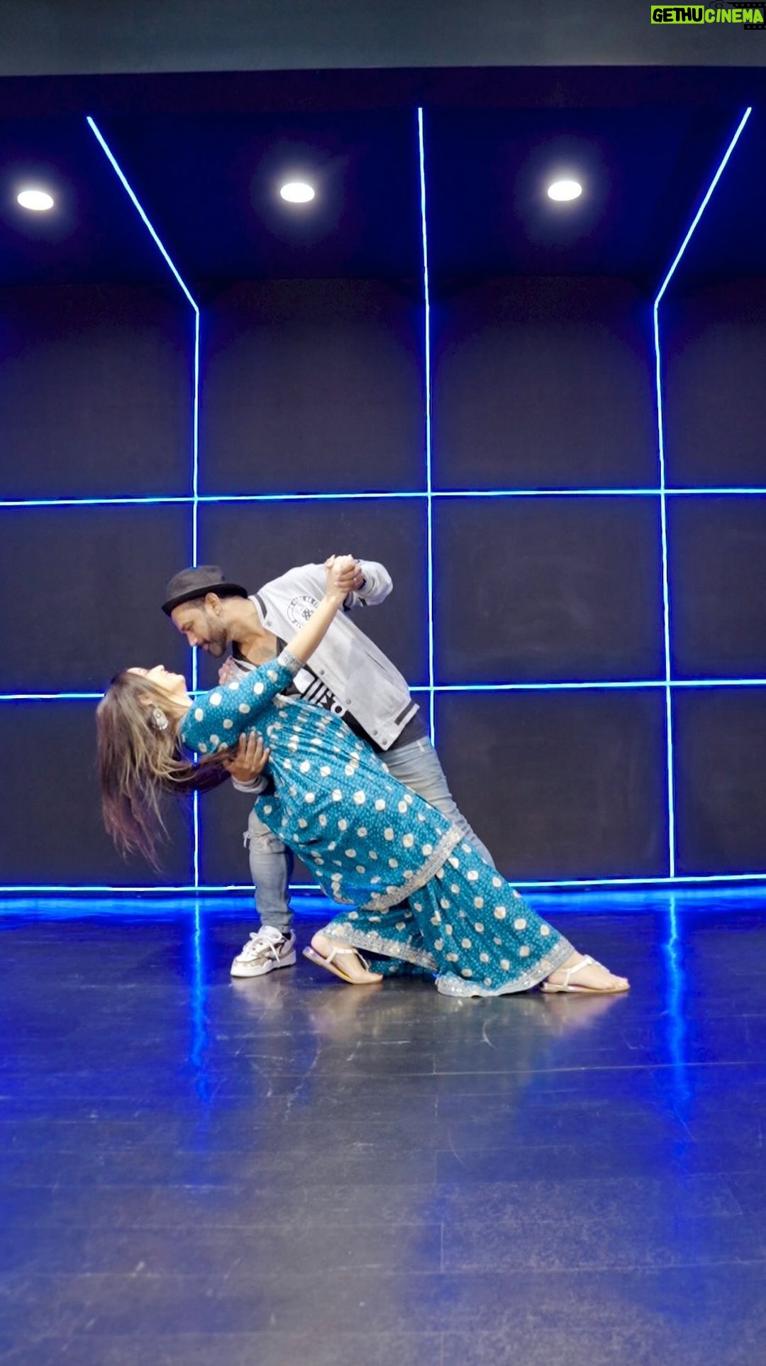 Maryam Zakaria Instagram - Happy Valentine’s Day everyone ❤️❤️❤️ Choreography by @arvindchoreographer @gippygrewal @sargunmehta @bpraak #parindey #jattnuuchudailtakri #punjabisong #punjabimovie #happyvalentinesday #reelsinstagram