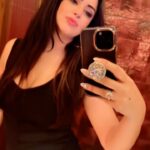 Maryam Zakaria Instagram - The mirror reels VS Windy hair reels 🥰🖤 #ootn #blackdress #windyhair #mirrorreels #glam #reelsinstagram