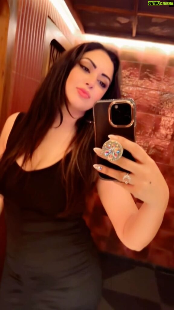 Maryam Zakaria Instagram - The mirror reels VS Windy hair reels 🥰🖤 #ootn #blackdress #windyhair #mirrorreels #glam #reelsinstagram