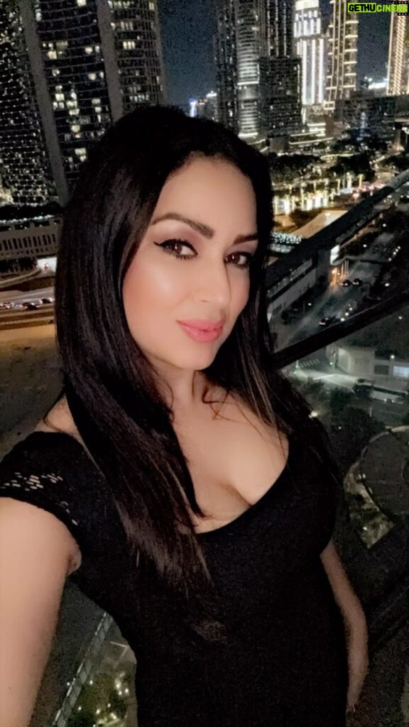 Maryam Zakaria Instagram - Black dress & The view 🔥🔥🔥 #dubai #blackdress #ootn #womenfashion #glamlook #beautifulview #dubainight #reelsinstagram Dubai, United Arab Emirates
