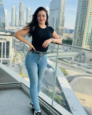 Maryam Zakaria Instagram - “Don’t just stand out. Make them remember you” 🖤💙🔥

#ootd #casualstyle #dubai #beautifulview #photoshoot