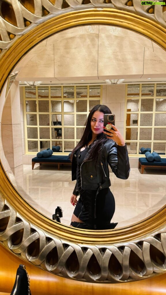 Maryam Zakaria Instagram - Hey you 🖤🔥 #ootd #ootn #blackdress #dubai #reelsinstagram Ritz Carlton, DIFC, Dubai