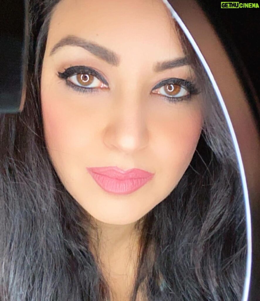 Maryam Zakaria Instagram - Caption this I will pin the best one ❤ #picoftheday #selfie #eyes #makeup #eyemakeup #makeuplover