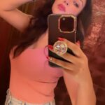 Maryam Zakaria Instagram - First Mirror Reels of 2024 at my favourite mirror 😉🩷 #mirrorselfie #mirrorreels #explore #ootd #reelitfeelit