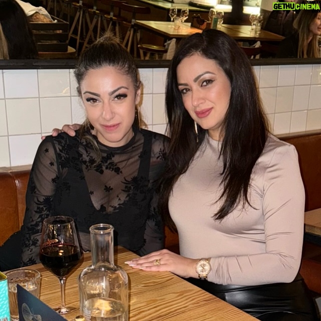 Maryam Zakaria Instagram - The greatest gift our parents ever gave us was each other 🙏❤ #sister #purelove #family Stockholm, Sweden