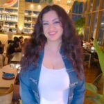 Maryam Zakaria Instagram - Jeans and a smile never goes out of style 💙😊 #ootd #jeans #denim #casualstyle #fashionreels #explore #reelsinsta #mumbainightlife #glamlook
