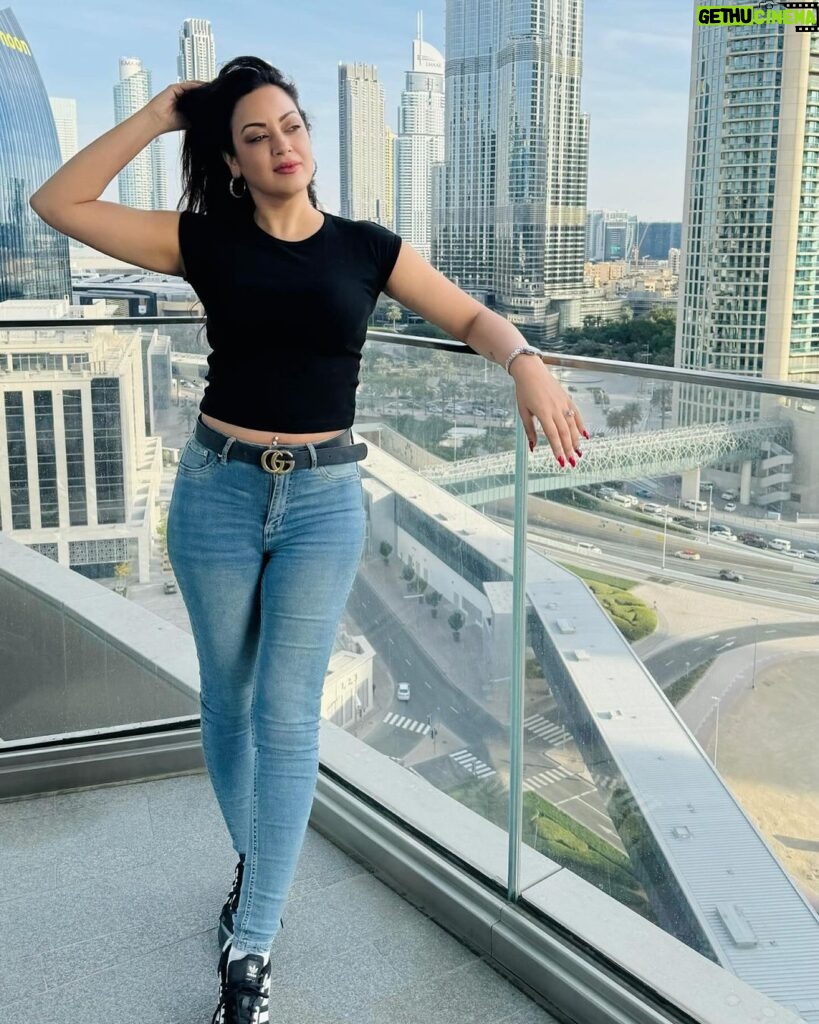 Maryam Zakaria Instagram - “Don’t just stand out. Make them remember you” 🖤💙🔥 #ootd #casualstyle #dubai #beautifulview #photoshoot Dubai, United Arab Emirates