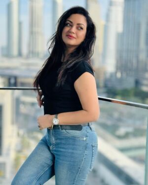 Maryam Zakaria Instagram - “Don’t just stand out. Make them remember you” 🖤💙🔥

#ootd #casualstyle #dubai #beautifulview #photoshoot