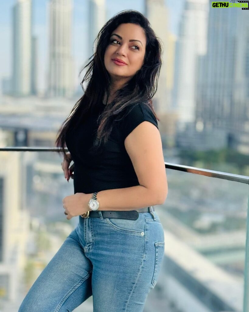 Maryam Zakaria Instagram - “Don’t just stand out. Make them remember you” 🖤💙🔥 #ootd #casualstyle #dubai #beautifulview #photoshoot Dubai, United Arab Emirates