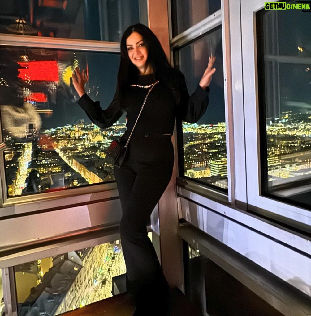 Maryam Zakaria Instagram - Lovely place with beautiful view 😍 #himlen #skyview #stockholm #sweden #beauutifulview #blackoutfit #ootd Sky Bar - Restaurang Himlen, Stockholm