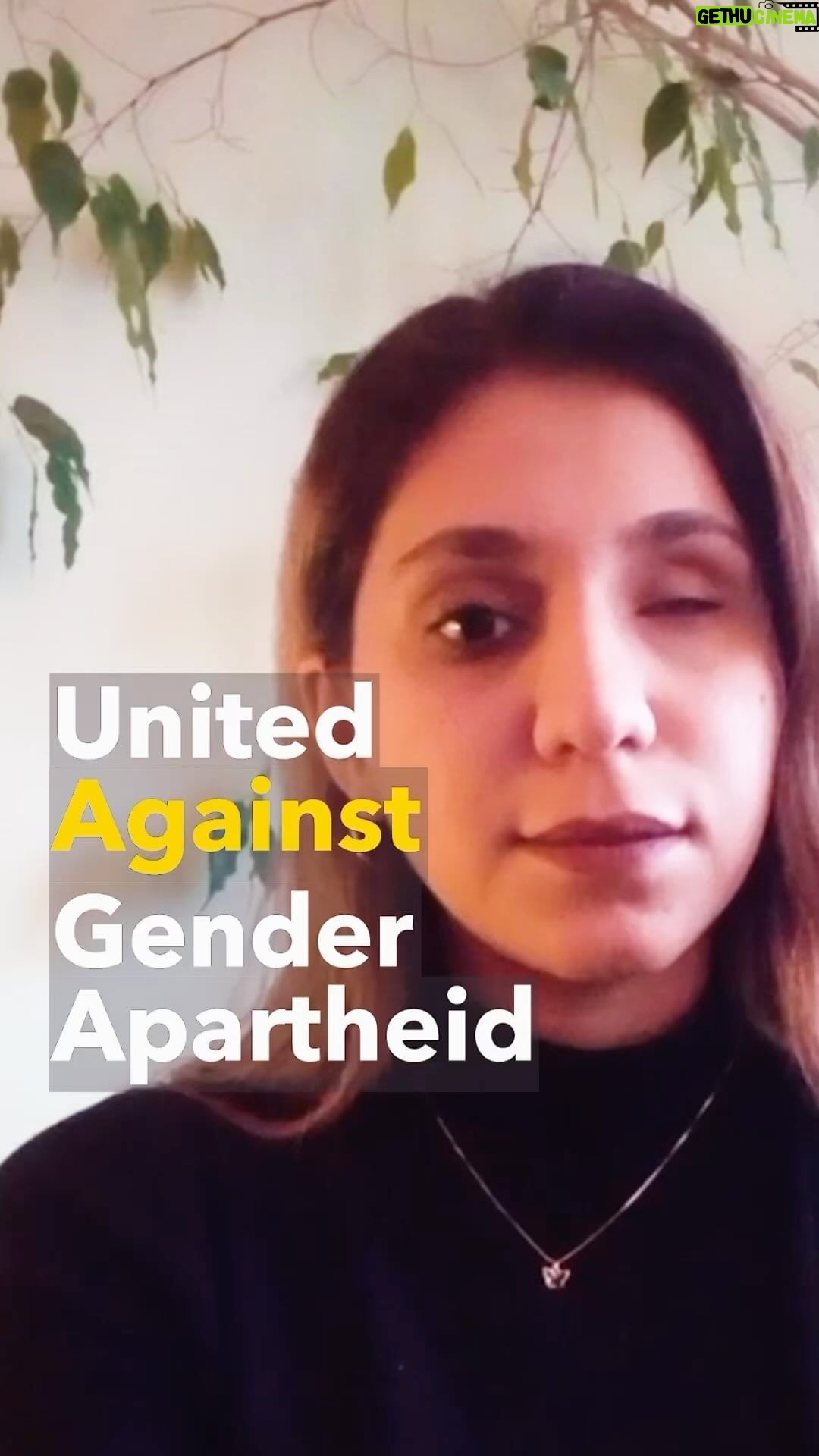 Masih Alinejad Instagram - . ویدیوی کوثر افتخاری برای کارزار اتحاد علیه آپارتاید جنسیتی تکاندهنده اما قدرتمند است. او یکی از رهبران و نمایندگان میدانی جنبش زن زندگی آزادی بود که مانند صدها تن دیگر چشم در چشم دیکتاتور ایستاد و اعتراض کرد و در پاسخ به نیروهای امنیتی حکومت به چشمش شلیک کردند. آنها به چشم او شلیک کردند تا نگاهش را از او و ما بگیرند، او اما با نگاهش به شما زنان و جامعه جهانی فراخوان میدهد که جمهوری اسلامی را تحت عنوان آپارتاید جنسیتی دسته بندی و جرمانگاری کنند. قصه او قصه صدهاهزار و میلیونها زن ایرانیست. فقط تصور کنید! بله میلیونها. به همین دلیل نمیتوانیم به پیش پاافتاده کردن این حکومت آپارتاید جنسیتی تحت عنوان «نظام تبعیض» تن بدهیم. در چشمها و نگاه عمیق کوثر نگاه کنید و قصه و دلایل او را برای جرم انگاری آپارتاید جنسیتی این نظام سراپا خون و جنون بشنوید. @kosareftekharii #EndGenderApartheid #UnitedAgainstGenderApartheid
