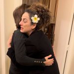 Masih Alinejad Instagram - مادری است که مرا به دنیا نیاورده اما…فقط کسانی که تشنه‌ی آغوشِ مادرشان هستند مرا بخوانند چون می‌ترسم آنان که هیچ‌گاه قلب‌شان ناگهان از دوری و‌ دلتنگی برای مادر مچاله نشده هرگز نفهمند چه حال خوبی دارد این لحظه‌ی نابی که سالها انتظارش را کشیدم. بعد از سالها من دوباره قلبم از آغوش زنی سرشار شد که نای دل کندن از او را نداشته و ندارم. فقط کسانی مرا بخوانند که دلشان یک ذره شده که دست‌های مادرشان بخورد به دستهای‌شان، دستهایی مهربان مادری، تمام کودکی‌‌شان را بغل کند، دستهایی که حلقه شود دورِ تمام خاطراتی که جانی دوباره می‌خواهند برای ادامه‌ی زندگی. من بلاخره مادرم را بغل کردم. مادری که مرا به دنیا نیاورده اما آنکه به تو در روزهای سخت، امیدِ می‌دهد برای روی پا ایستادن و جنگیدن با سختی‌ها، نامش مادر است، خاصه اگر این مادر از ایرانی آمده باشد که تو را آغوش ممنوع کرده باشند. چه آغوش‌هایی که از ما گرفت یک حکومت دشمنِ عشق. همیشه گفتم زرین خانمِ قمیکلا، مادر نازنیم، جان و جهانم است ولی به شما نگفتم من مادرانی دارم که در این گیتی، نام‌شان معنای واقعی امید است و مهربانی. و امید و مهربانی نام دیگر همه‌ی مادرانی است که جهان را جای بهتری می‌کنند برای زیستن…. ممنونم از دختران این مادر زیبا که جان و جهان‌شان را با من قسمت کردند تا ساعت‌ها از خاطرات مشترک‌مان از ایران بگوییم…. آخ ایران زخمی و زیبای من… مادرم…. جان و جهانم…