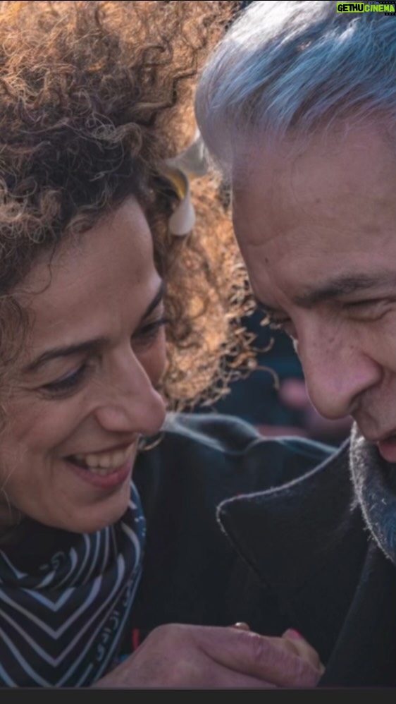 Masih Alinejad Instagram - . فرامرز اصلانی نازنین ما: یک ایران با هنرت، با آوازت، با صدای رسا و ترانههای نابت زندگی کرد و مهمتر از همه با هنر مسؤلانهات که در بزنگاه زخم و ظلم صدای مردم بودی. حالا هم ما مردم کنارت هستیم، به یادت هستیم تا روزی که سلامت و سربلند دوباره برایمان بخوانی. بازپخش لایوی که با فرامرز عزیز داشتم. @faramarzaslani ❤️✌🏻