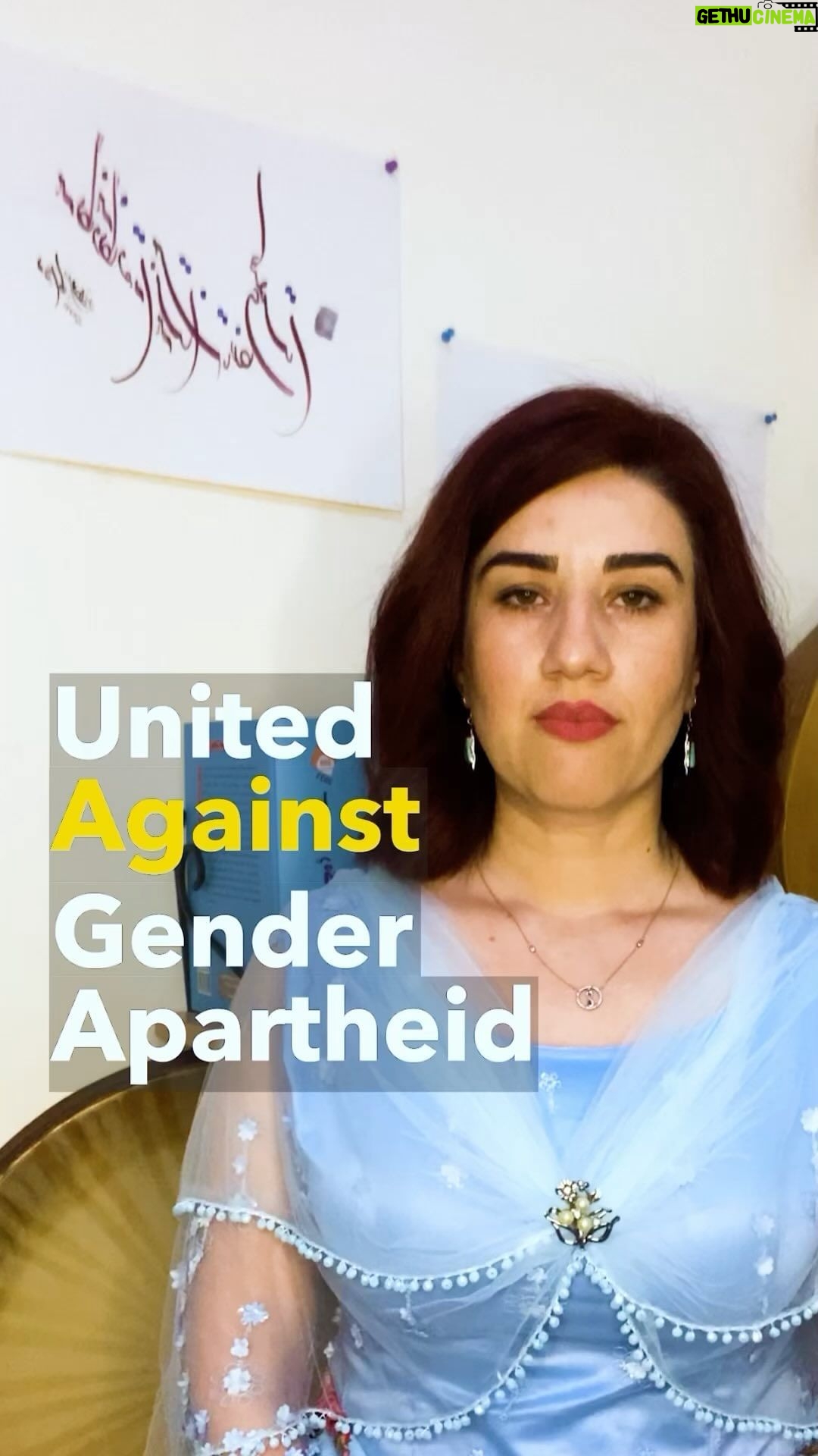 Masih Alinejad Instagram - . ژیلا مستاجر از فعالان مدنی زن کردستان، به زبان کُردی از شاخص شکاف جنسیتی ایران که عدد ۱۴۳ در میان ۱۴۶ کشور است میگوید. او ادامه میدهد: « زنان و اقلیتهای جنسی و جنسیتی فقط برای ظاهر و پوششان هر لحظه در خطر کشته شدن در ایران هستند. چه توسط خانواده چه توسط حکومت. ژینا، آرمیتا، رومینا، علیرضا منفرد.. و هزاران زن و کوئیر دیگر. جمهوری اسلامی یک رژیم آپارتاید جنسیتی است.» میگوید بگو زن بگو زندگی بگو آزادی. ژن ژیان ئازدای، با هم و کنار هم متحد علیه نظام آپارتاید جنسیتی در ایران و افغانستان ایستادهایم. @jila_mostajer @hengaw_organization @hengaw_english #EndGenderApartheid #UnitedAgainstGenderApartheid