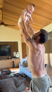 Mat Fraser Instagram - You can take the boy out of CrossFit but you can’t take the CrossFit out of the boy. Watch till the end… movements are so ingrained he even re-racks her 😂 — @sammymoniz - I’ll do just about anything for smiles and giggles — @mathewfras - #hwpo #hwpotraining #familytime